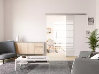 Die Abbildung zeigt ein Wohnzimmer mit einer Diamond Doors Glasschiebetüre