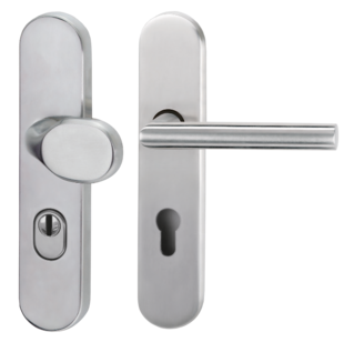 Freigestelltes Produktbild im idealen Blickwinkel fotografiert zeigt das Diamond Doors Schutzbeschlag-Set WARRIOR in der Version Zylinderabdeckung, rund, Edelstahl matt mit Knopf/Griff L-FORM