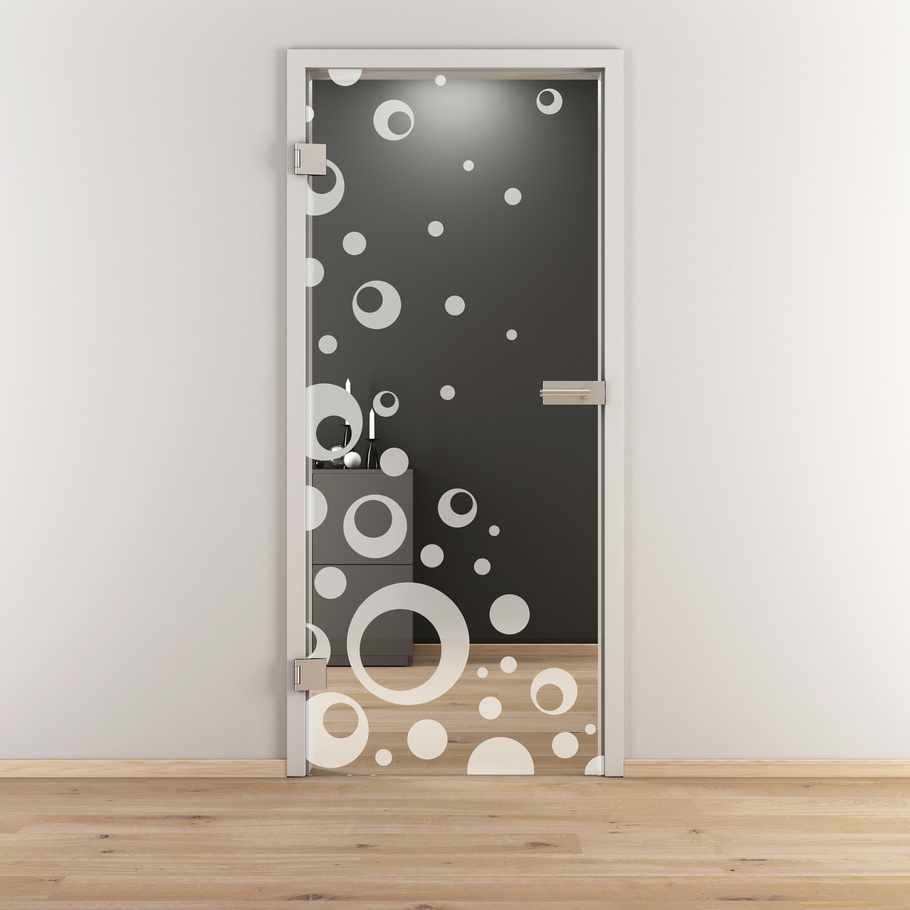 Ambientebild in Wohnraumsituation illustriert die Diamond Doors Glasdrehtür DD 506 in der Ausführung ESG BASIC GREEN klar