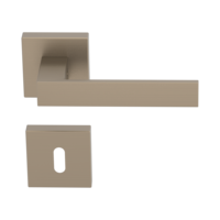 Die Abbildung zeigt die Diamond Doors Türgriffgarnitur SAVANNAH in der Ausführung mit Rosetten rund Buntbart Klipptechnik Sand