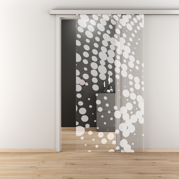Ambientebild in Wohnraumsituation illustriert die Diamond Doors Glasschiebetür DD 630 in der Ausführung ESG BASIC GREEN klar