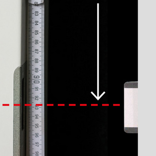 Die Abbildung zeigt wie die Bänder von Türen gemessen werden