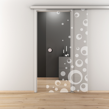 Ambientebild in Wohnraumsituation illustriert die Diamond Doors Glasschiebetür DD 506 in der Ausführung ESG BASIC GREEN klar
