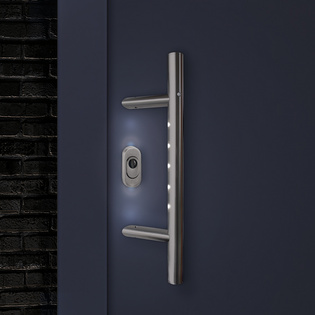 Die Abbildung zeigt den Diamond Doors Stossgriff LED, der an einer Haustüre verbaut ist.