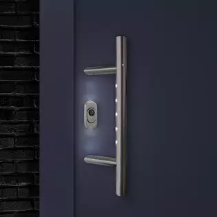 Die Abbildung zeigt den Diamond Doors Stossgriff LED, der an einer Haustüre verbaut ist.