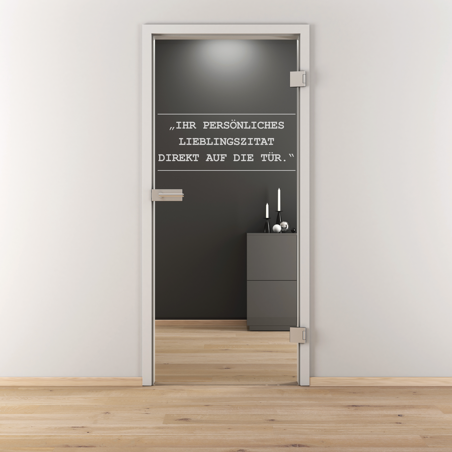 Ambientebild in Wohnraumsituation illustriert die Diamond Doors Glasdrehtür Individual Text in der Ausführung ESG BASIC GREEN klar