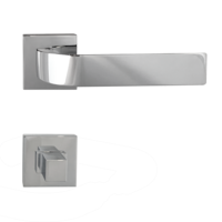 Die Abbildung zeigt die Diamond Doors Türgriffgarnitur EIDOS in der Ausführung mit Rosetten eckig WC Klipptechnik Chrom