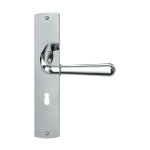 Freigestelltes Produktbild im idealen Blickwinkel fotografiert zeigt das Diamond Doors Griffpaar OKLAHOMA Chrom