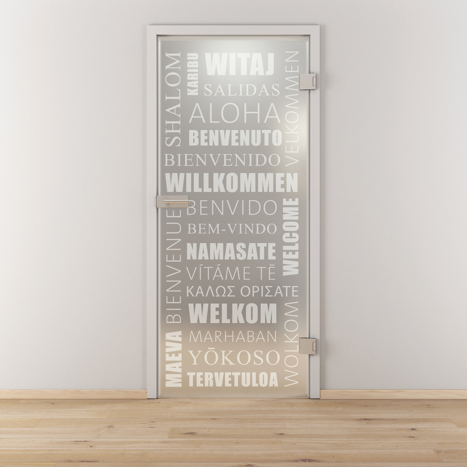 Ambientebild in Wohnraumsituation illustriert die Novadoors Glasdrehtür NOVA 544 in der Ausführung ESG BASIC GREEN matt