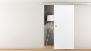 Die Abbildung zeigt eine weiße Holztüre, die auf dem Diamond Doors Schiebetürsystem Linea
