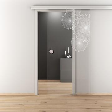 Ambientebild in Wohnraumsituation illustriert die Novadoors Glasschiebetür NOVA 507 in der Ausführung ESG BASIC GREEN klar