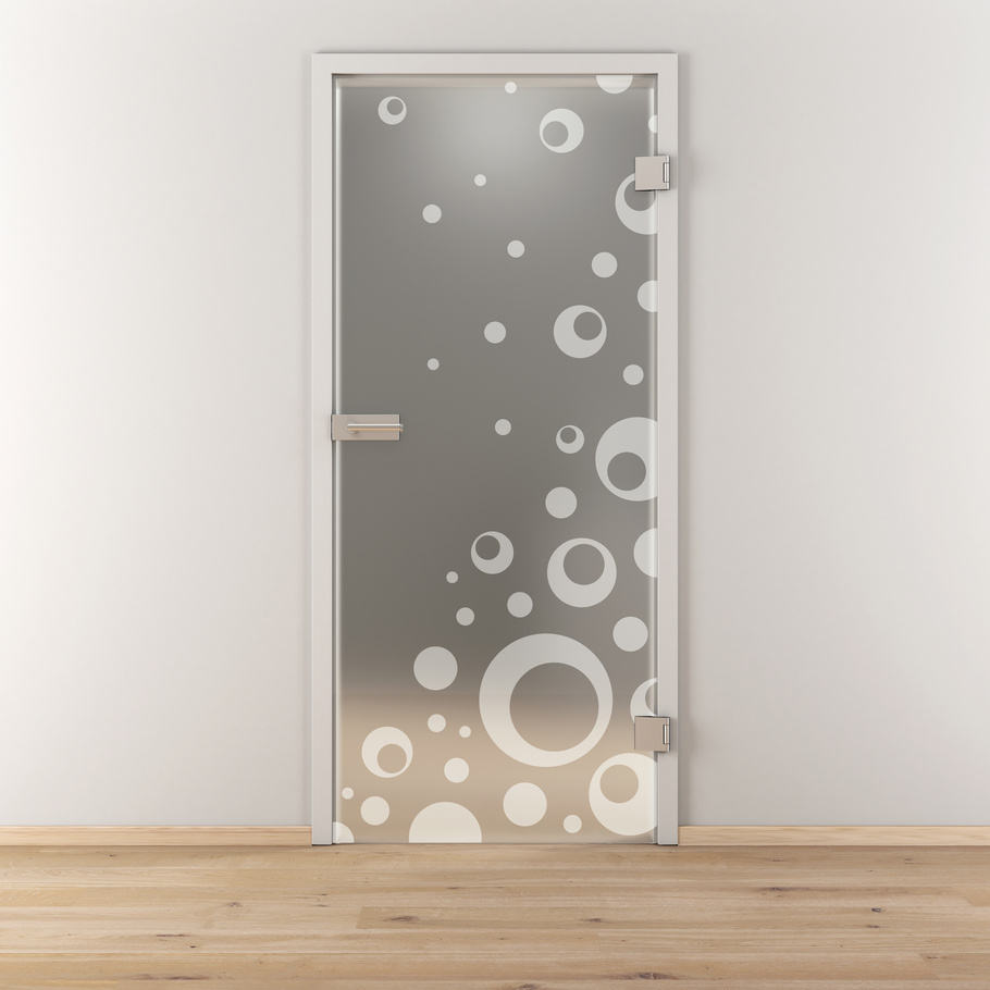 Ambientebild in Wohnraumsituation illustriert die Diamond Doors Glasdrehtür DD 506 in der Ausführung ESG BASIC GREEN matt