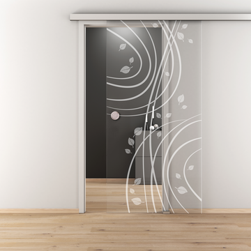 Ambientebild in Wohnraumsituation illustriert die Diamond Doors Glasschiebetür DD 547 in der Ausführung ESG BASIC GREEN klar