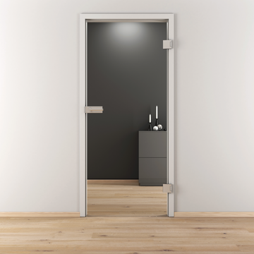 Ambientebild in Wohnraumsituation illustriert die Diamond Doors Glasdrehtür CLEAR in der Ausführung ESG BASIC GREEN klar