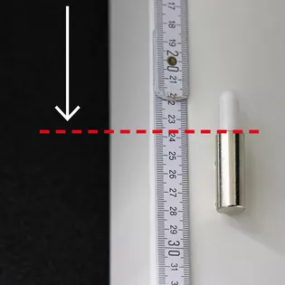 Die Abbildung zeigt wie die Bänder von Türen gemessen werden