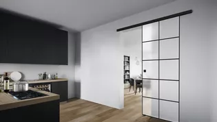 Glasschiebetür Black Loft mit schwarzem Schiebetürbeschlag und Griffmuschel QUATTRO in Schwarz im Ambiente