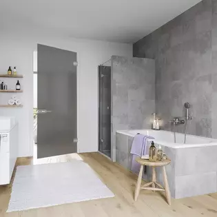 Die Abbildung zeigt ein Badezimmer mit mattierter Diamond Doors Grauglastüre.