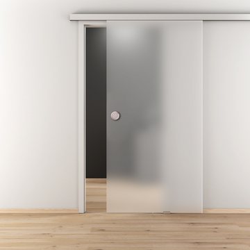 Ambientebild in Wohnraumsituation illustriert die Novadoors Glasschiebetür NOVA 501 in der Ausführung ESG BASIC GREEN matt
