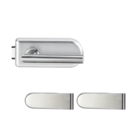 Freigestelltes Produktbild im idealen Blickwinkel fotografiert zeigt das Diamond Doors Glastürbeschlagset SKY in der Version unverschließbar, Edelstahl-Optik matt, 2-teiliger Bandsatz mit dem Griffpaar L-FORM