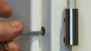 Die Abbildung zeigt die Montage eines Türbandes für Glastüren