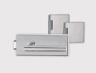 Die Abbildung zeigt den Diamond Doors Drehtürbeschlag Style mit dem Griffpaar L-form in Edelstahloptik